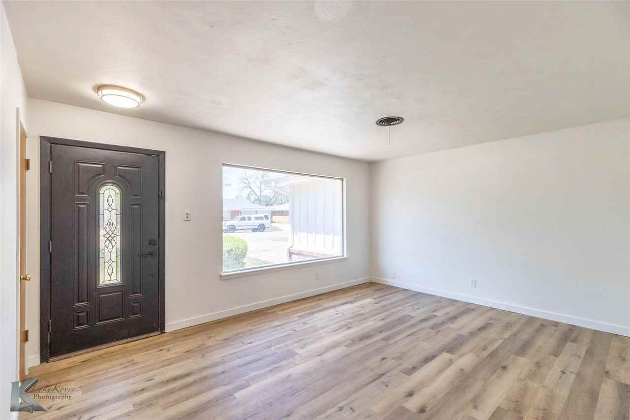 1417 Westwood Dr - Photo 4 of 25