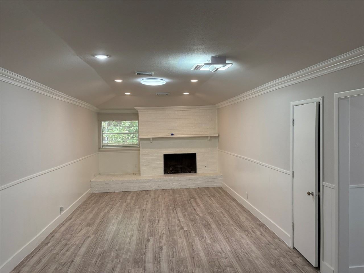5213 Colorado Blvd - Photo 5 of 12
