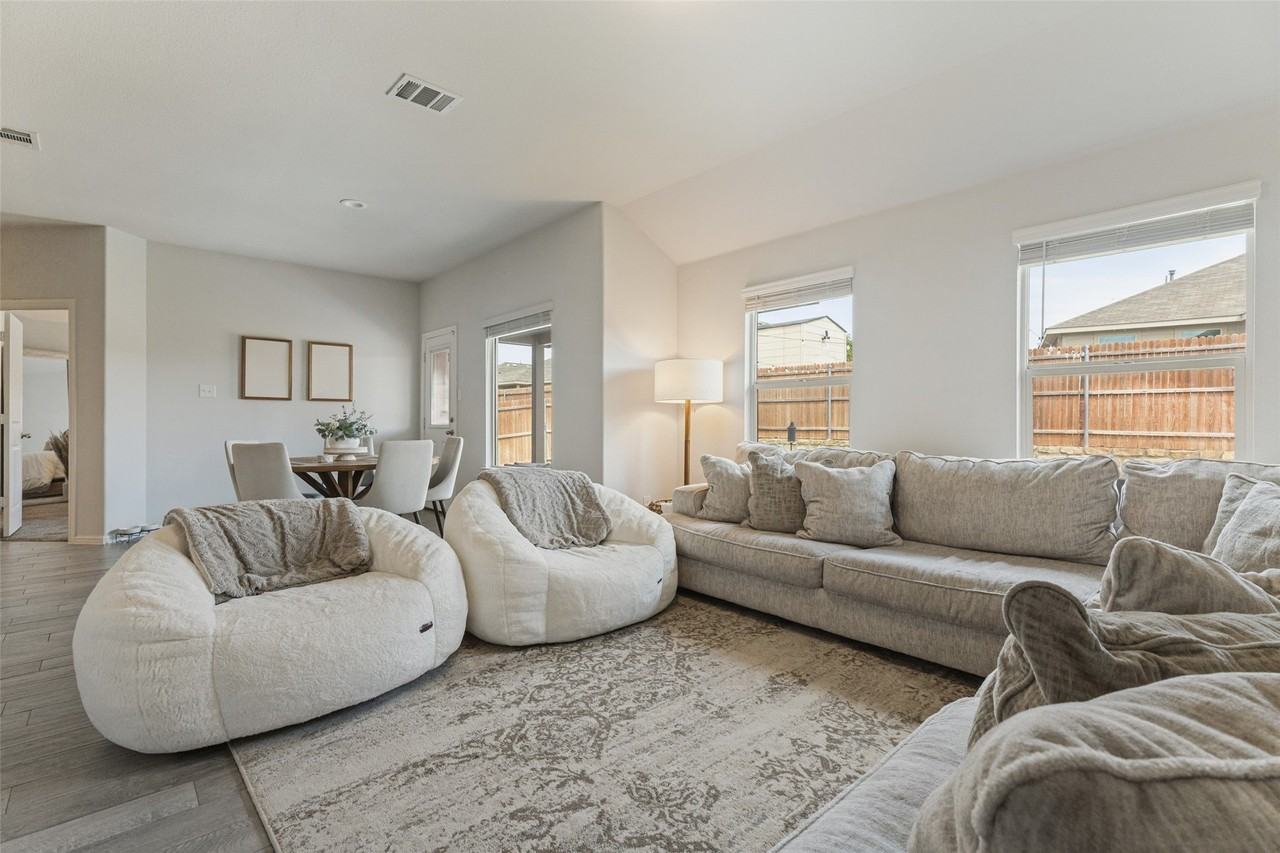 9004 Eagles Landing Dr - Photo 2 of 12