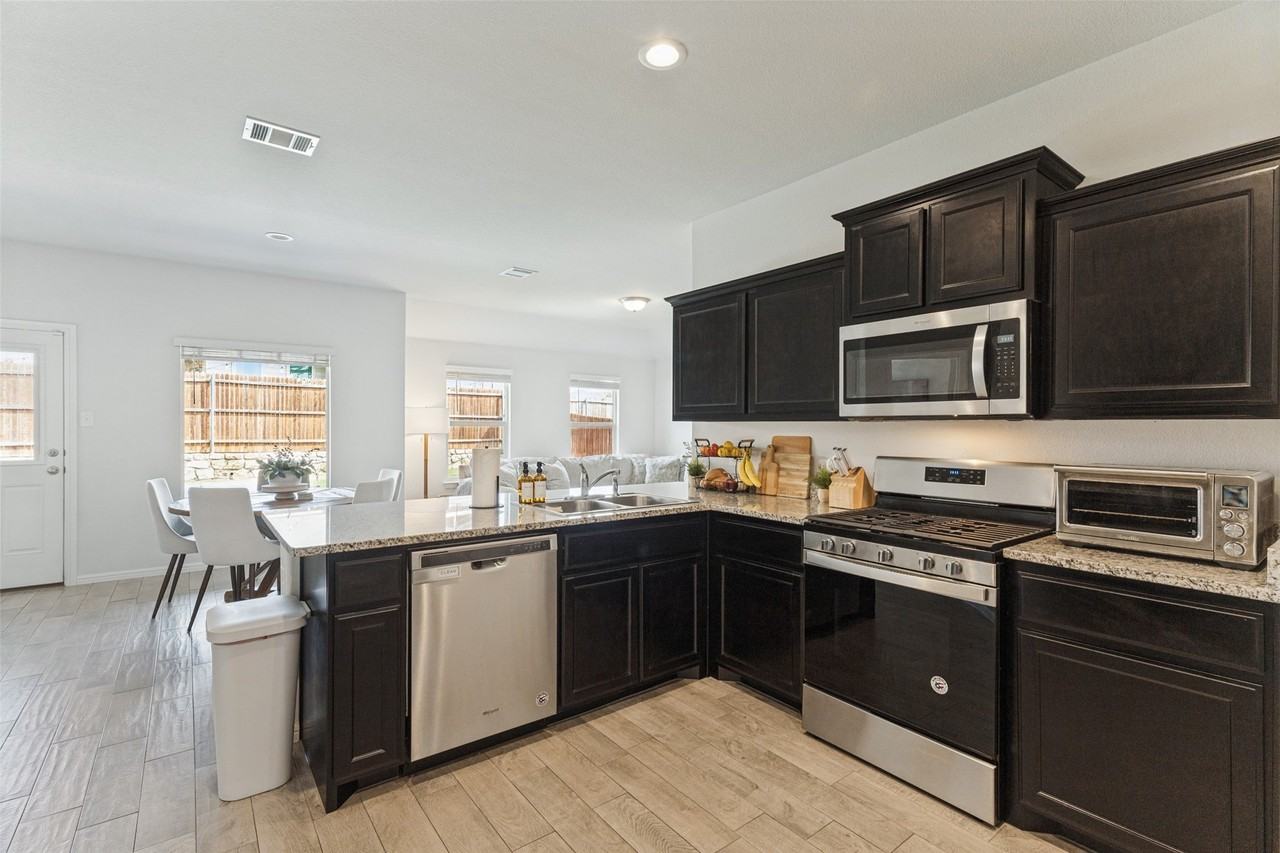 9004 Eagles Landing Dr - Photo 4 of 12
