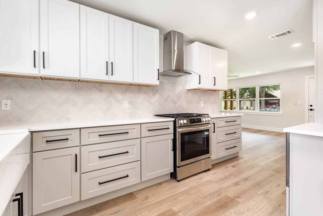 13520 Glenside Dr - Photo 4 of 18