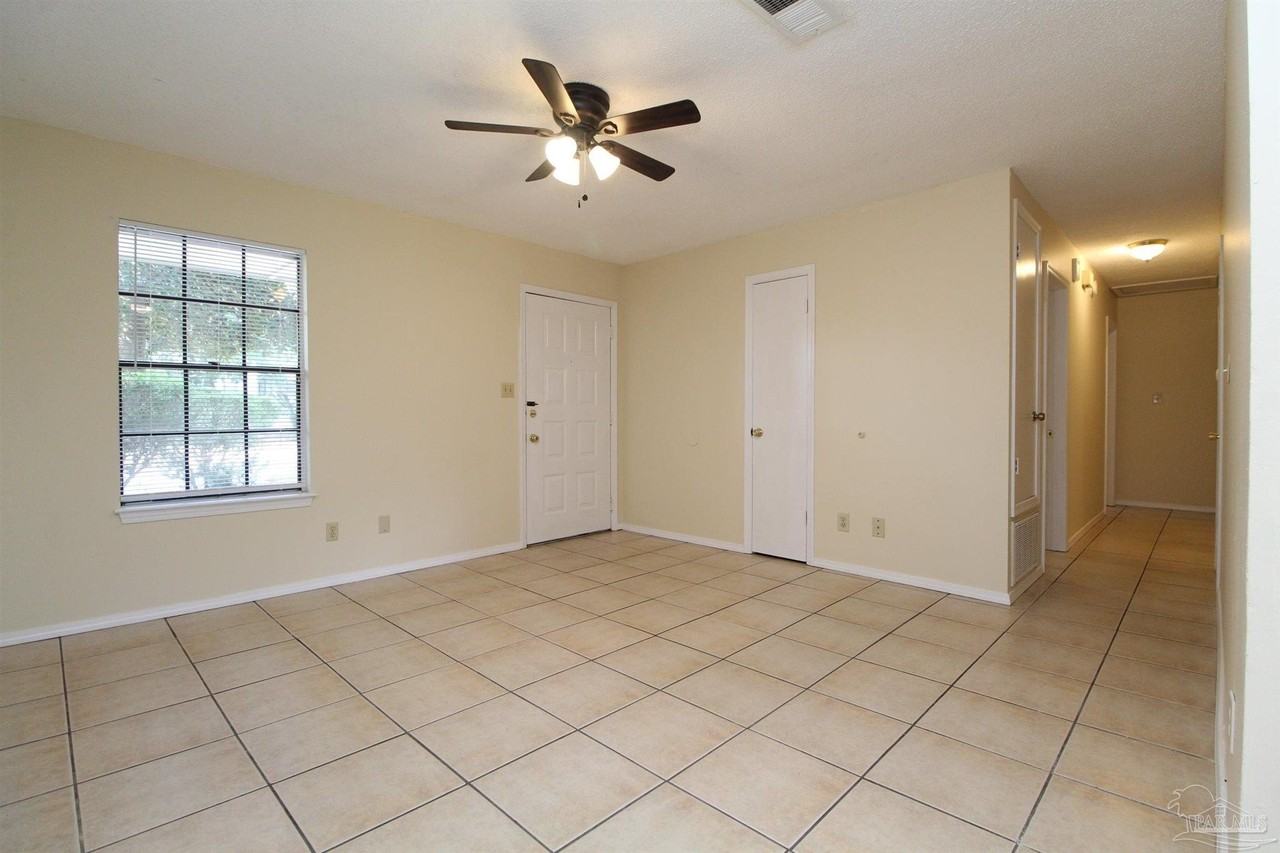 405 Cornwall Cir - Photo 4 of 17