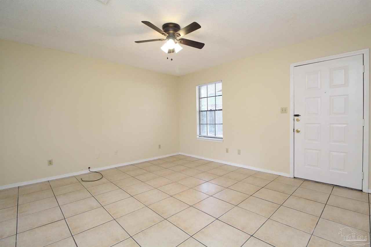 405 Cornwall Cir - Photo 5 of 17