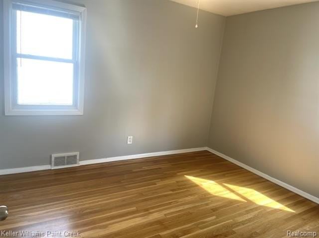 2936 Greenfield Rd - Photo 4 of 12