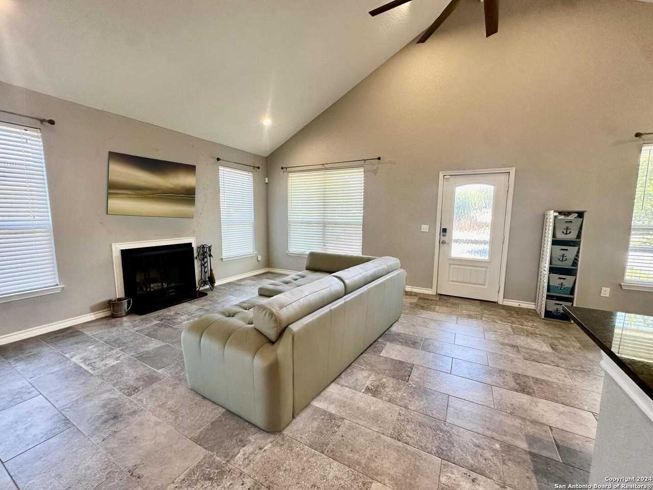 2029 Blueridge Dr - Photo 5 of 15