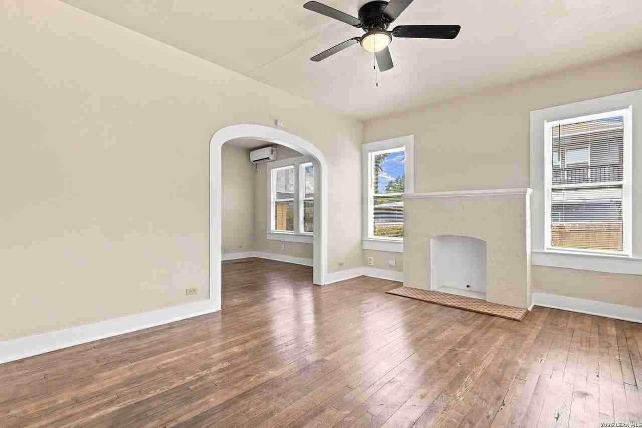 313 S Pine St - Photo 2 of 32
