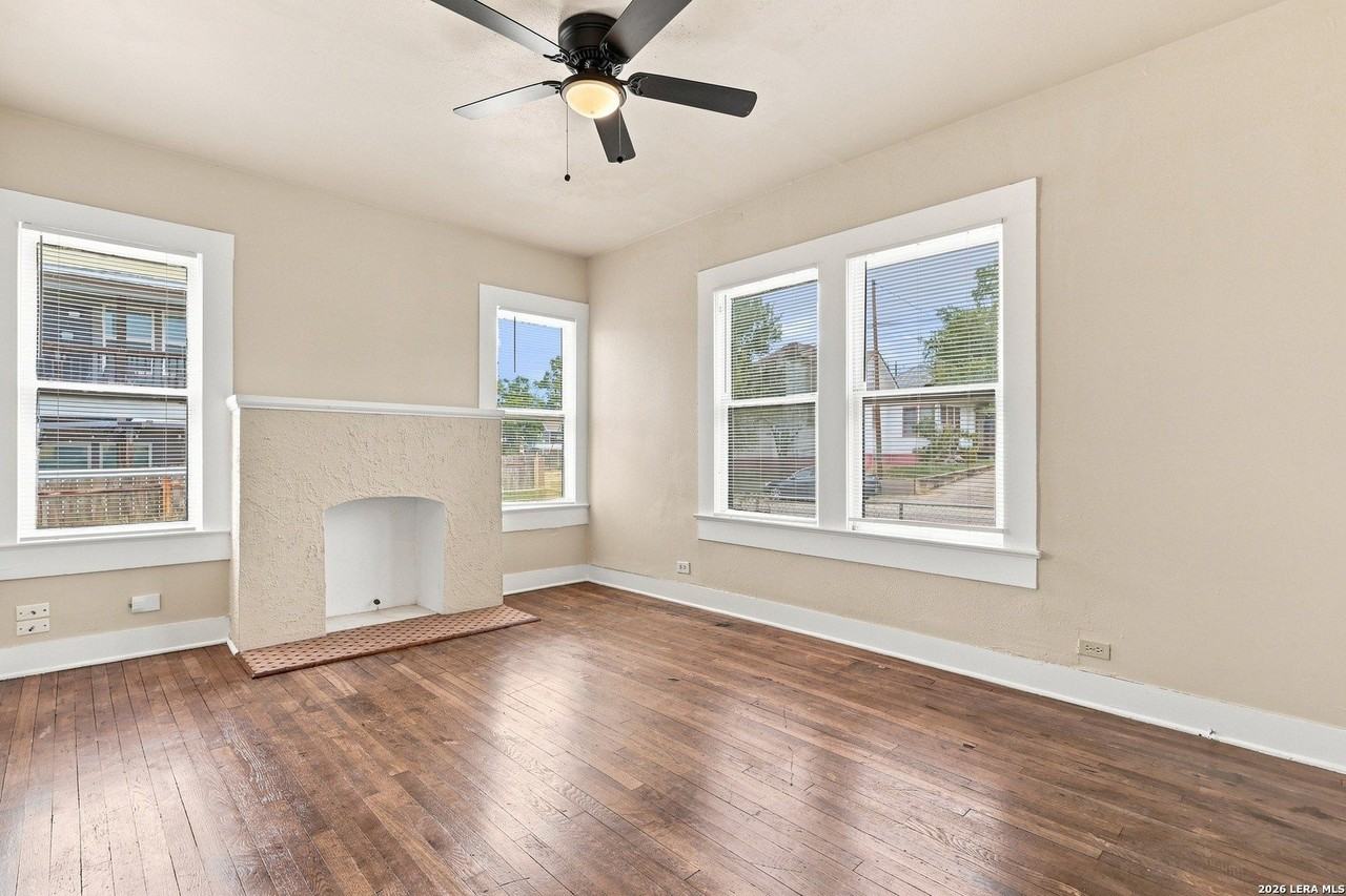 313 S Pine St - Photo 4 of 32