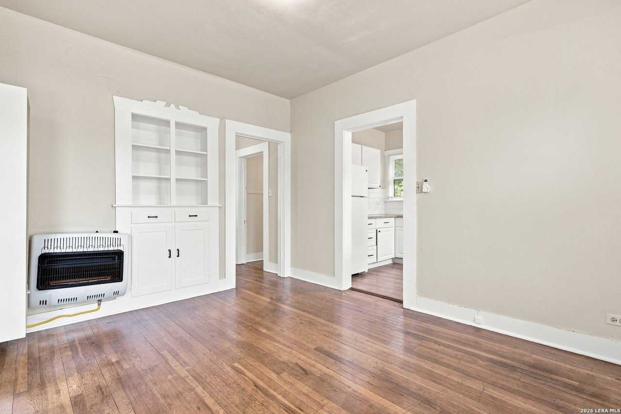 313 S Pine St - Photo 5 of 32