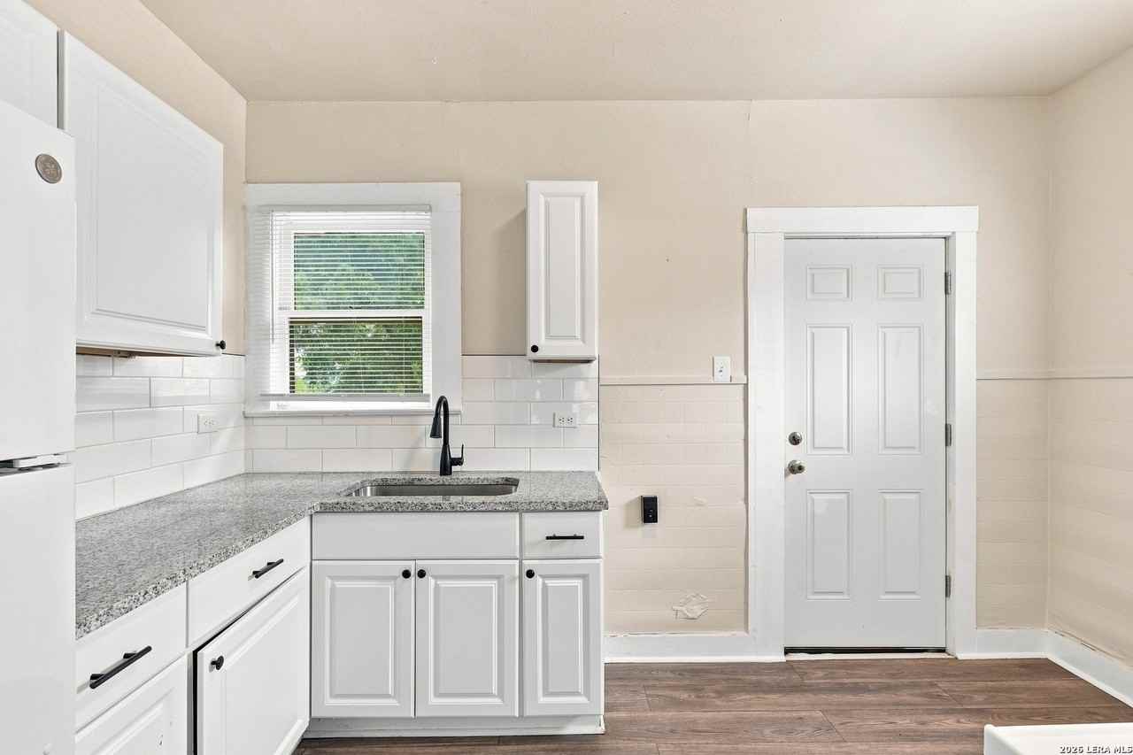 313 S Pine St - Photo 6 of 32