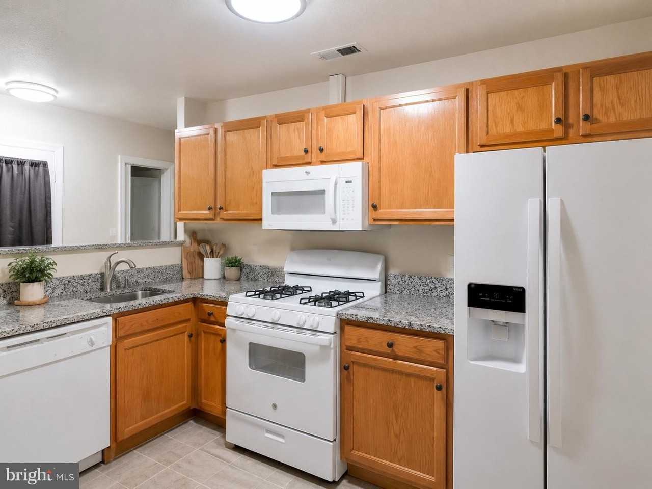 3902 Lawrence Ave - Photo 2 of 4