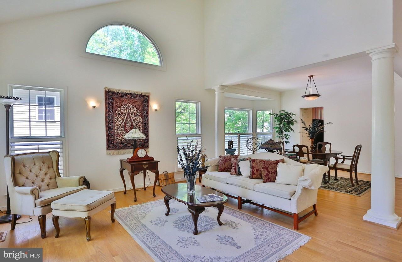 15979 Cove Ln - Photo 3 of 34