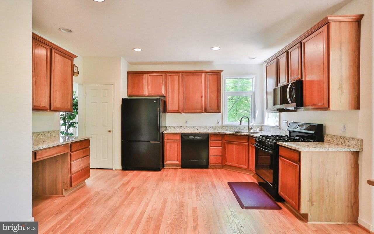 15979 Cove Ln - Photo 6 of 34