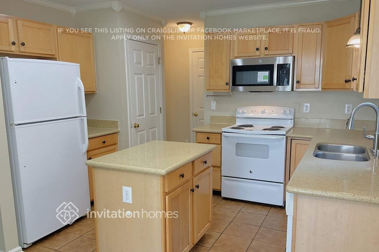 1320 Harland St - Photo 4 of 16