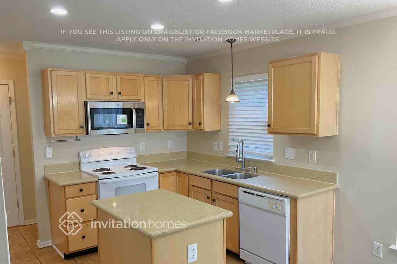 1320 Harland St - Photo 5 of 16