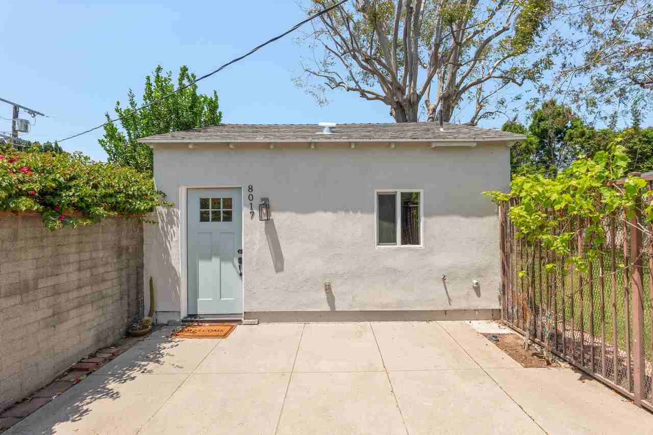 8017 Airlane Ave - Photo 2 of 9