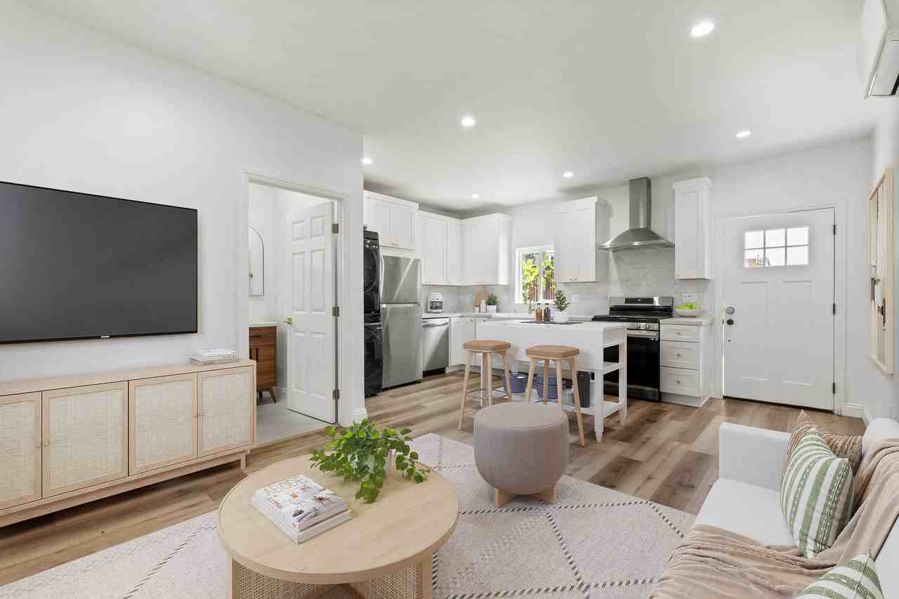 8017 Airlane Ave - Photo 3 of 9