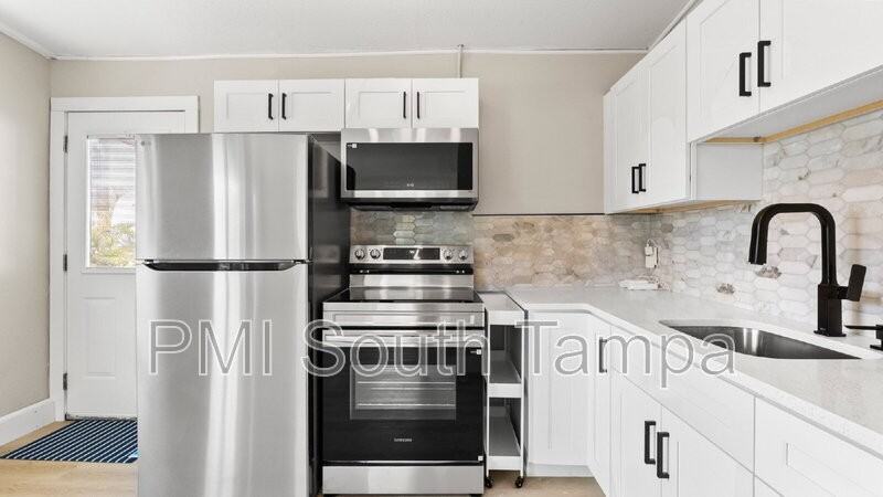 1541 W La Salle St - Photo 3 of 18