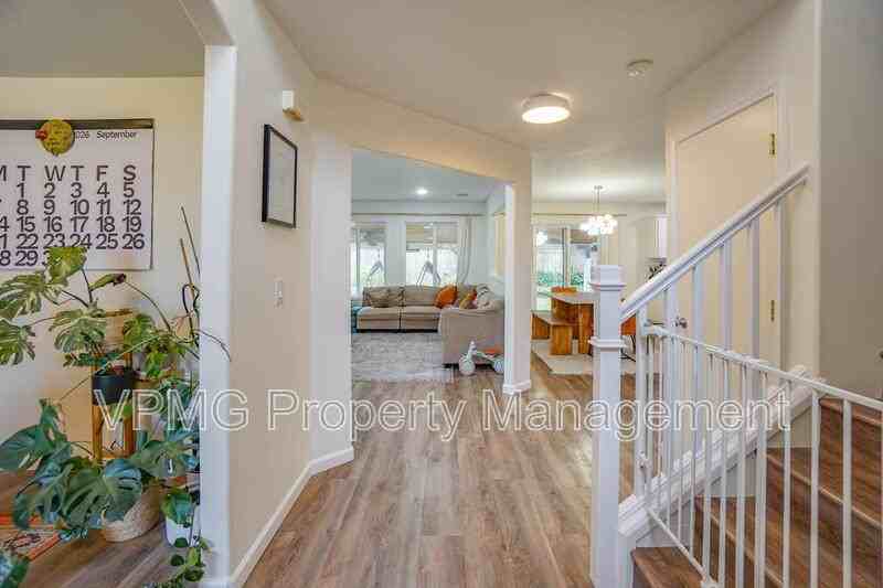 11011 Ne 104th St - Photo 4 of 28