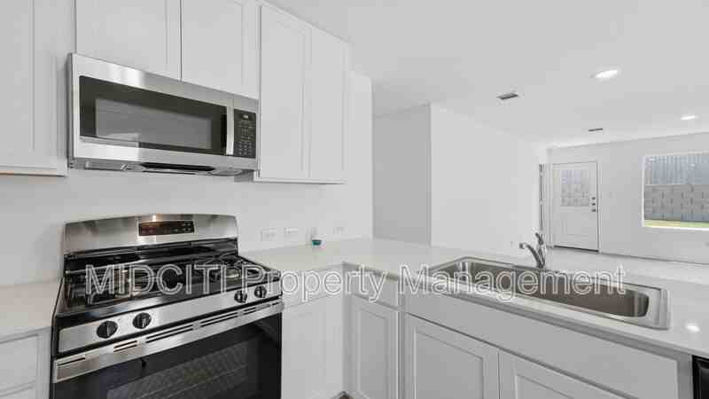 231 Ottawa Way - Photo 4 of 28