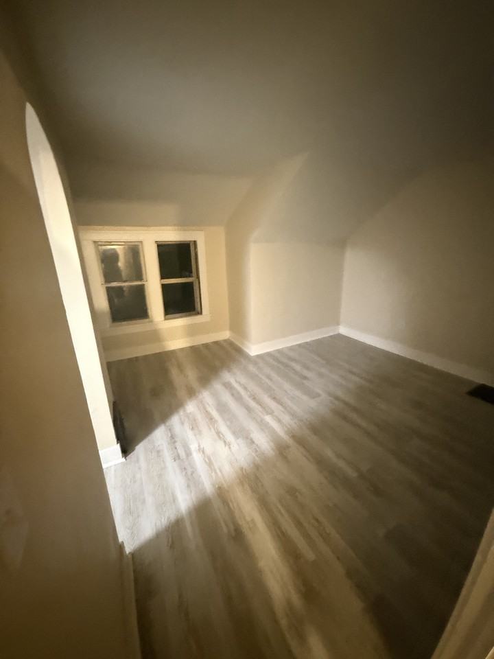 1027 Alvord Ave #5 - Photo 2 of 5