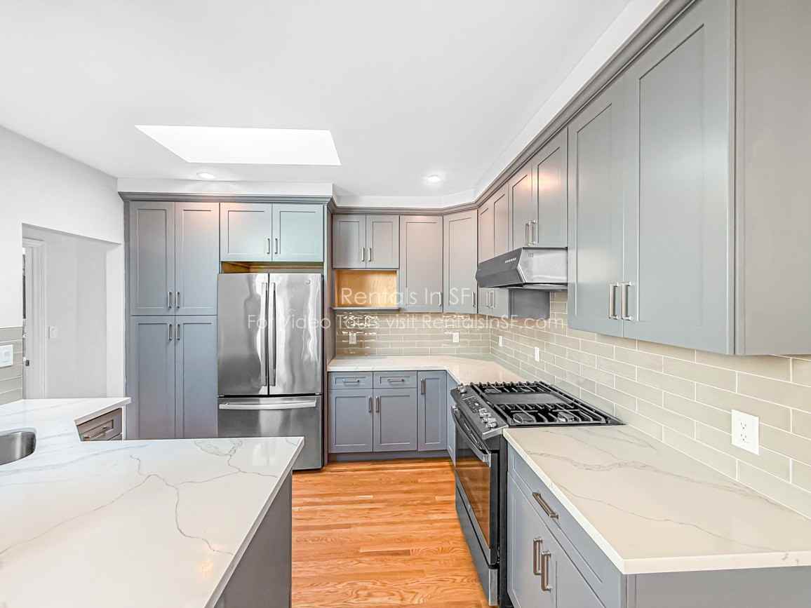 1547 1547 Underwood TOP FLOOR #B - Photo 2 of 26