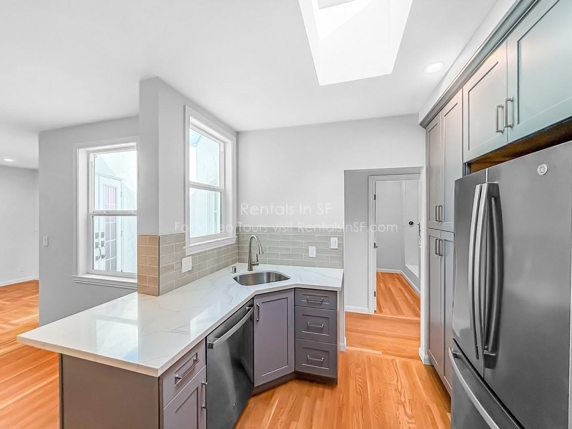 1547 1547 Underwood TOP FLOOR #B - Photo 3 of 26