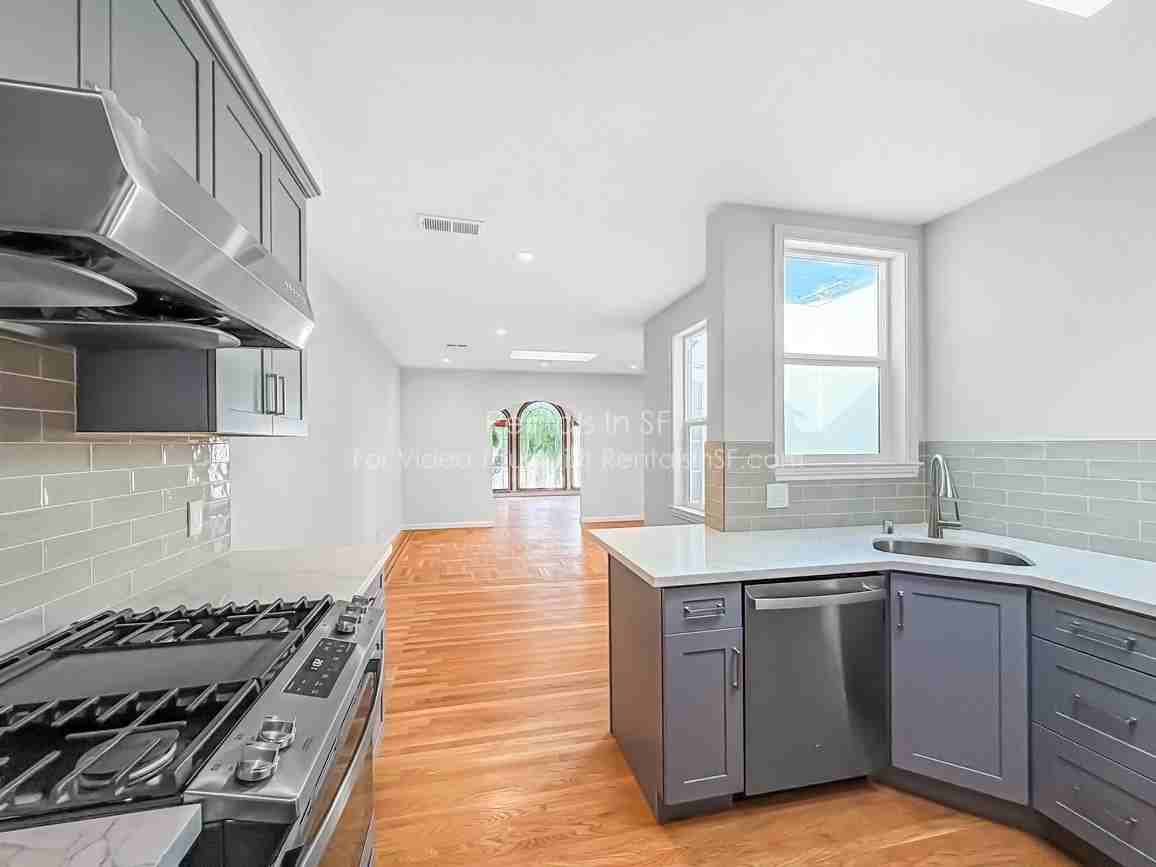 1547 1547 Underwood TOP FLOOR #B - Photo 4 of 26