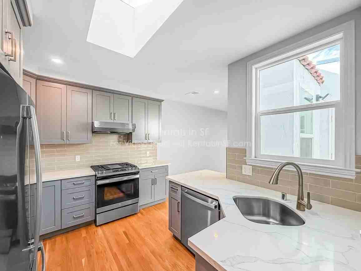 1547 1547 Underwood TOP FLOOR #B - Photo 5 of 26