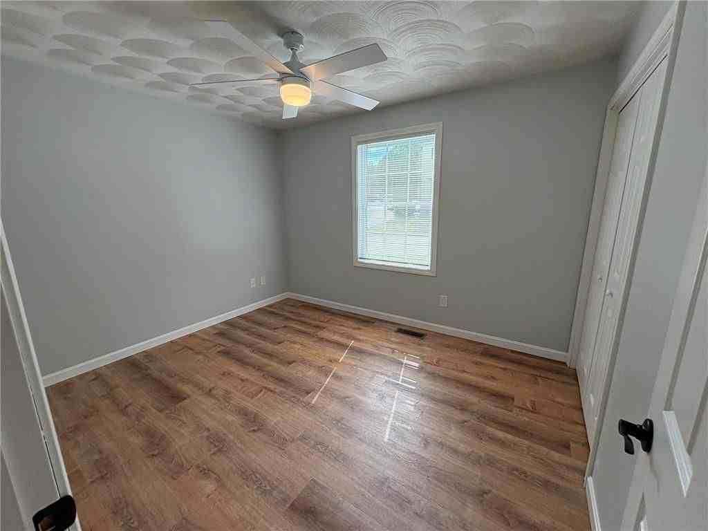 521 10th Ave - Photo 5 of 18