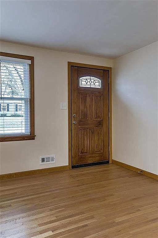 8819 W 82nd St - Photo 2 of 22