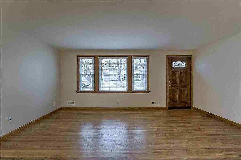 8819 W 82nd St - Photo 3 of 22