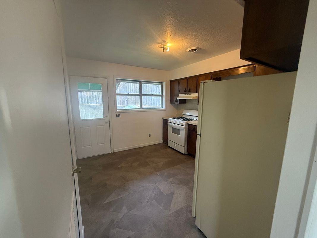306 8th St - Photo 2 of 7