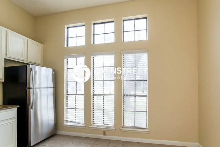 1526 Rushworth Dr - Photo 5 of 16