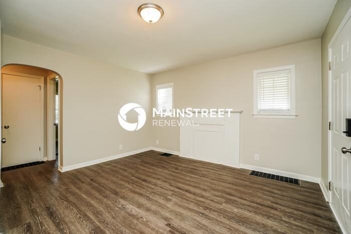 1638 Manchester Ave - Photo 5 of 17