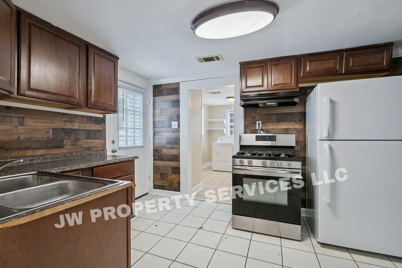 914 914 - 916 Hagan Ave. - Photo 5 of 10