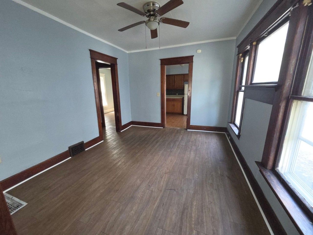 744 E 6th St - Photo 4 of 11