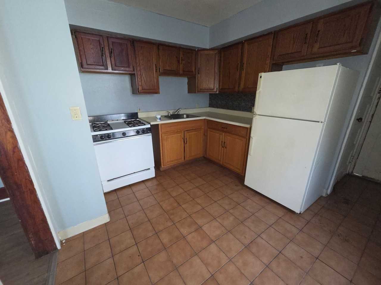 744 E 6th St - Photo 7 of 11