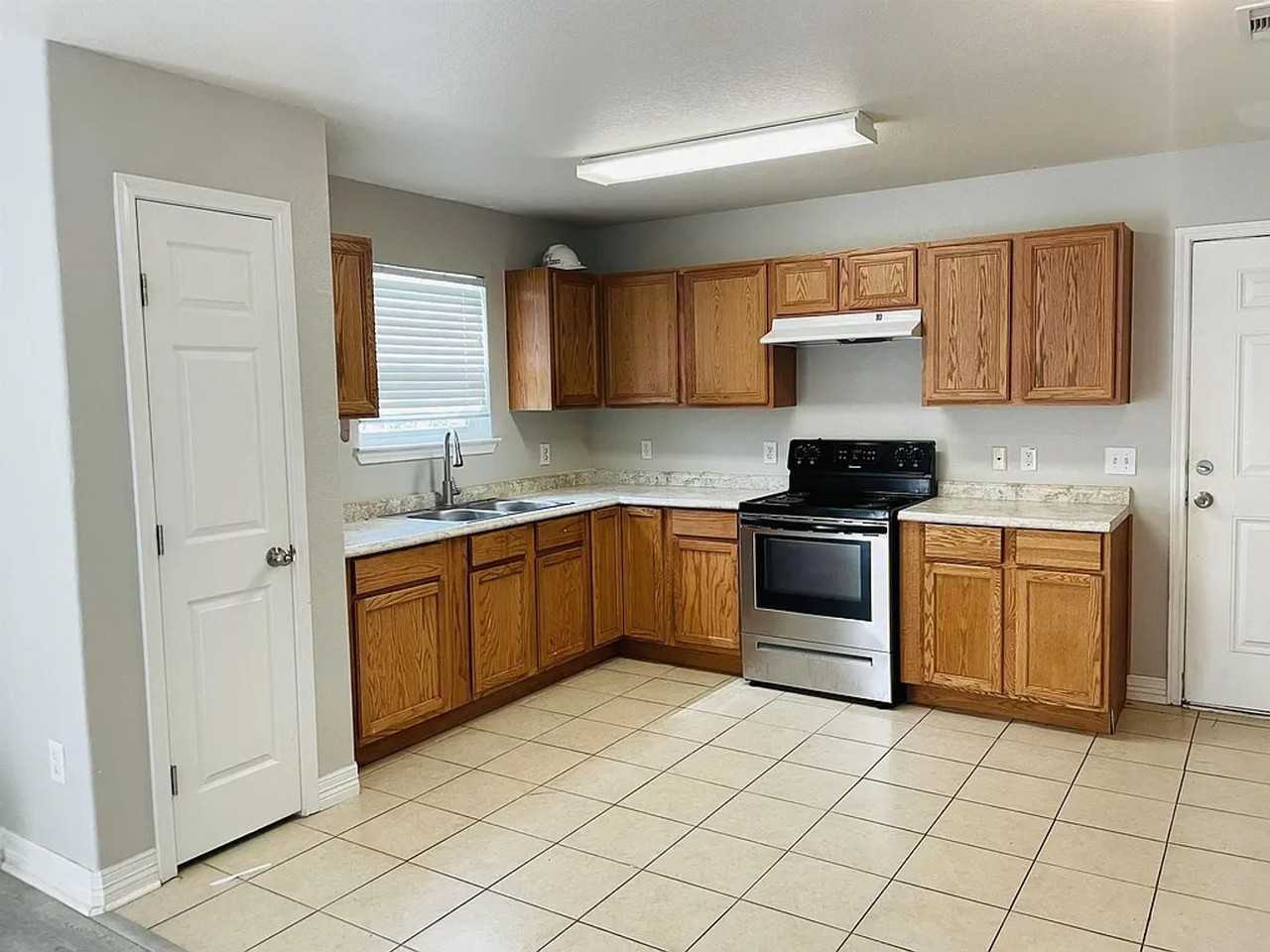 2109 17th St - Photo 4 of 9