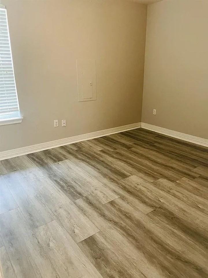 2109 17th St - Photo 5 of 9