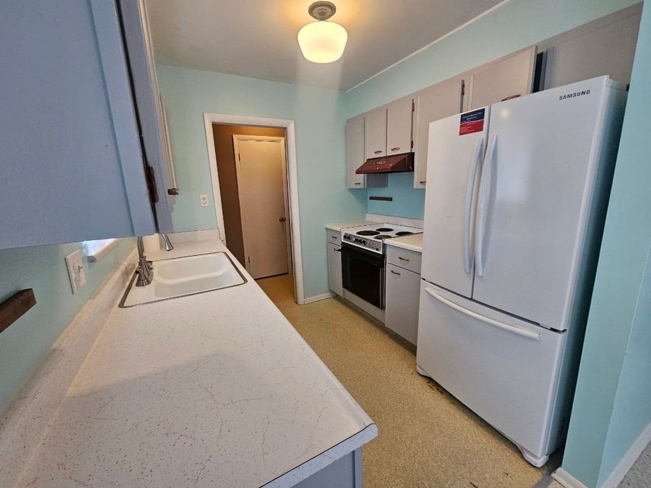 1096 Fraser St - Photo 2 of 19