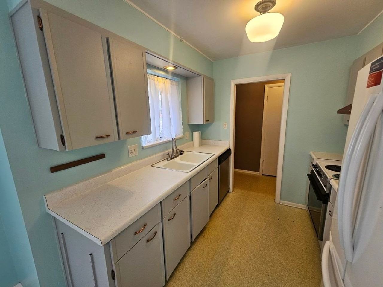 1096 Fraser St - Photo 3 of 19