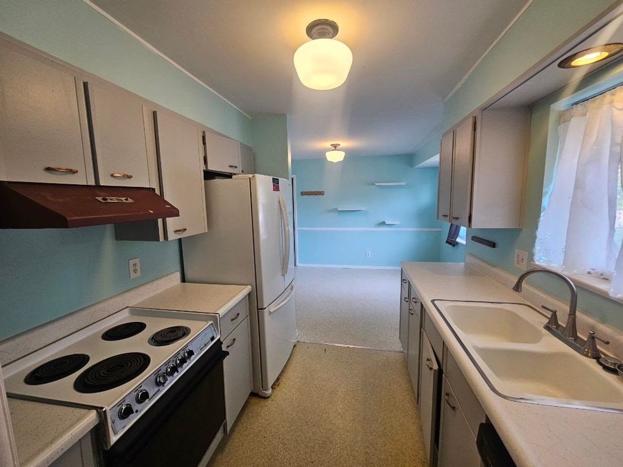 1096 Fraser St - Photo 4 of 19