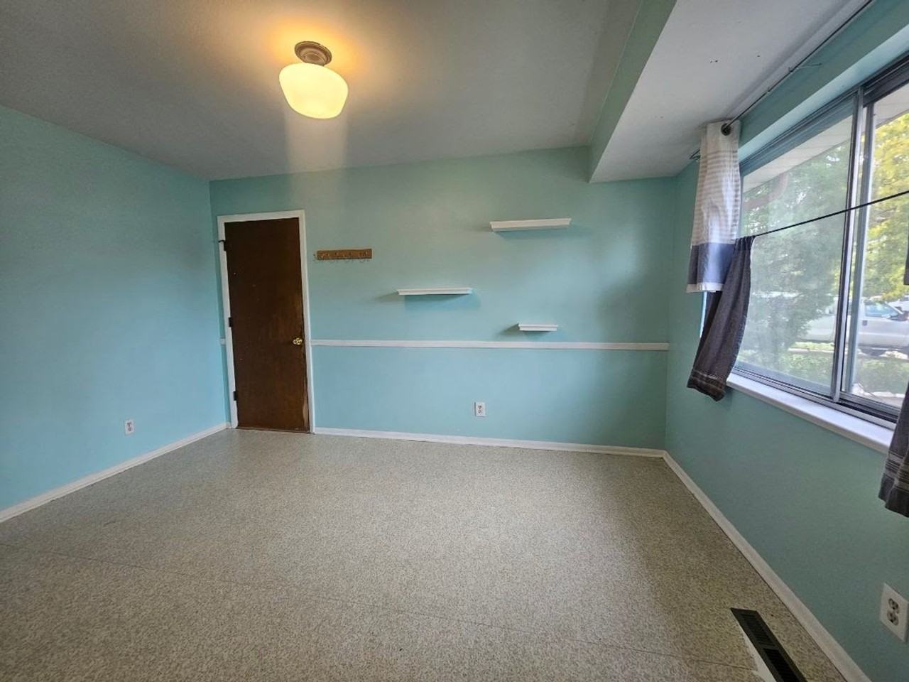 1096 Fraser St - Photo 5 of 19