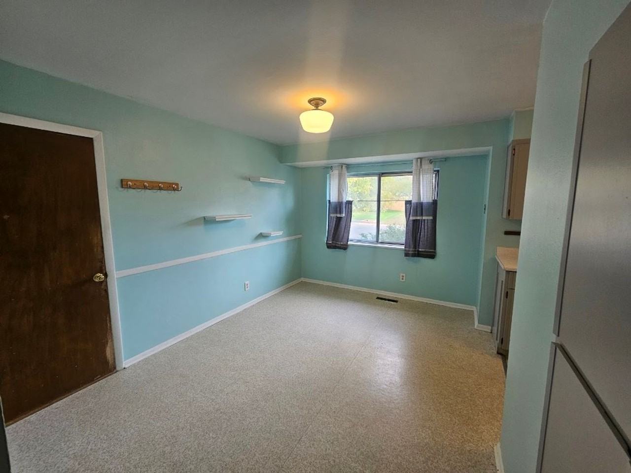 1096 Fraser St - Photo 6 of 19