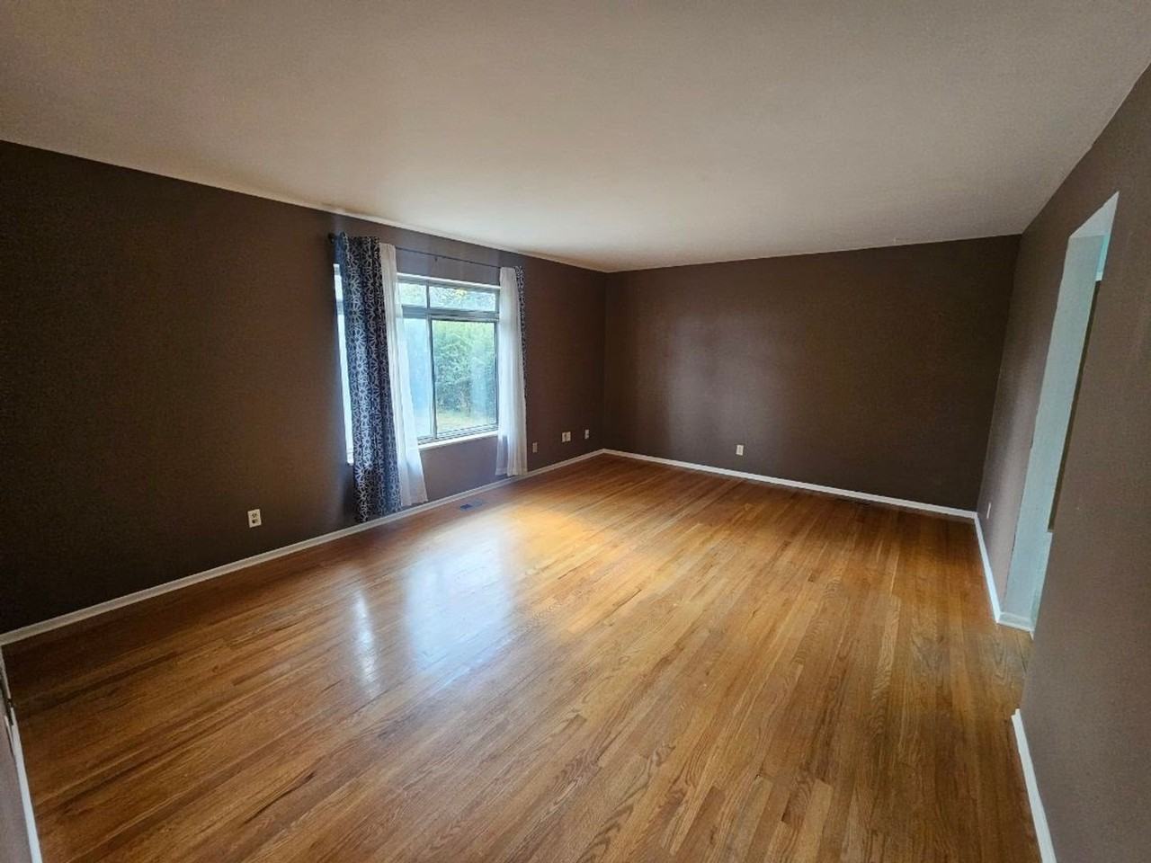 1096 Fraser St - Photo 7 of 19