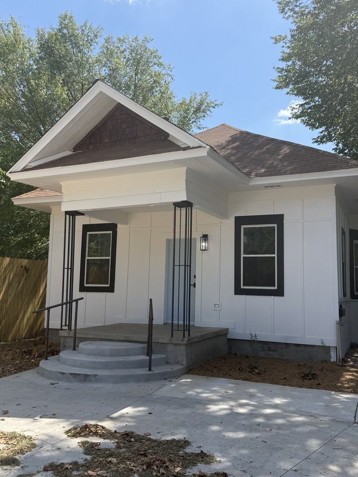 1110 Nw 42nd St - Photo 2 of 13