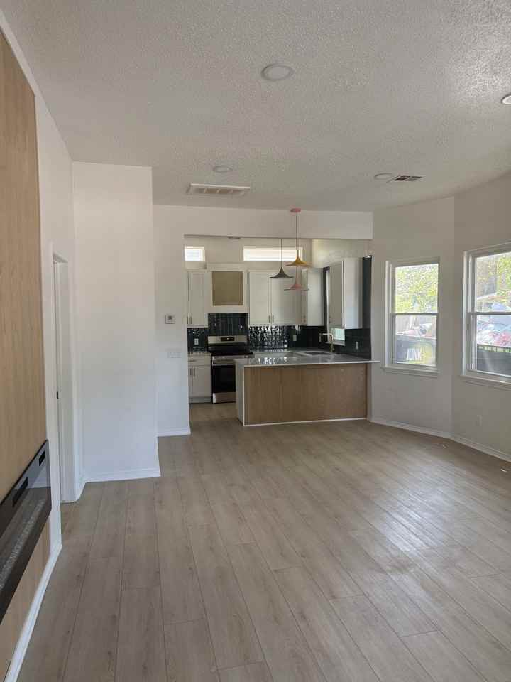 1110 Nw 42nd St - Photo 5 of 13
