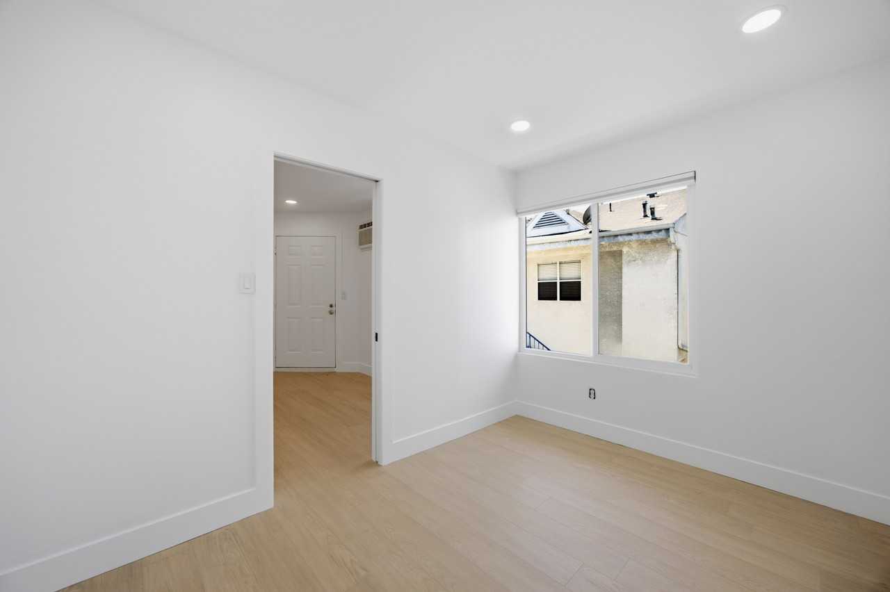 1040 W 165th Pl #2 - Photo 5 of 30