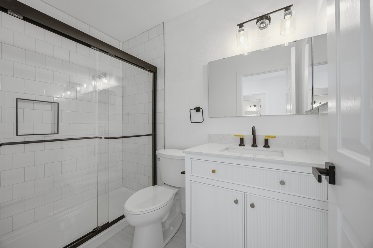 1040 W 165th Pl #2 - Photo 4 of 30