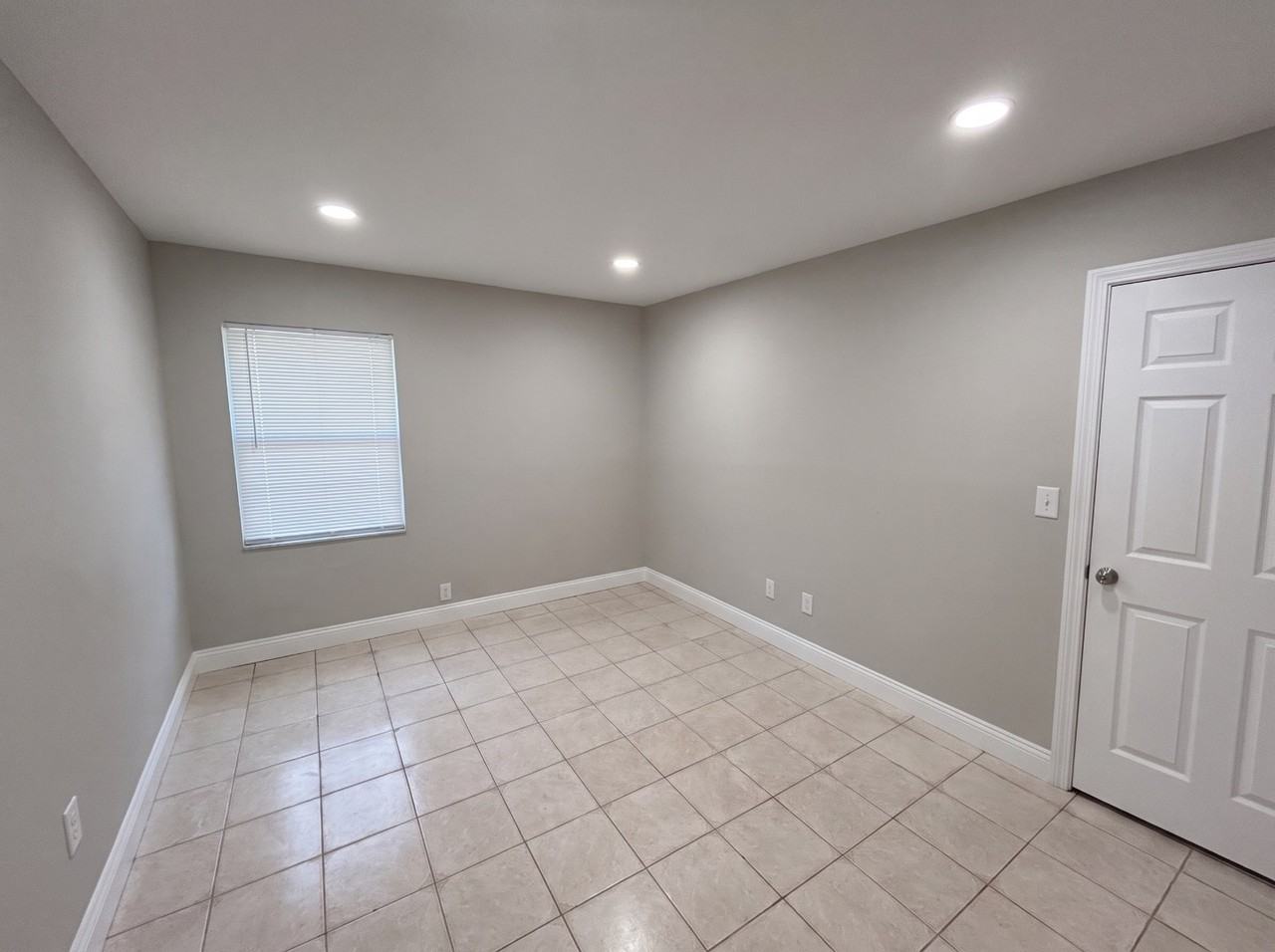 500 NE 135th St - Photo 4 of 10